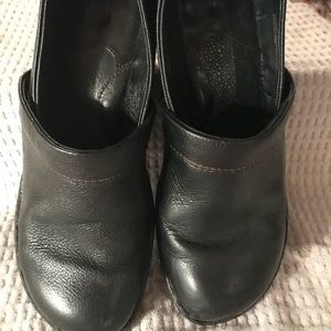Black Soft Leather BORN Slip On Clogs⭐️ FLAWLESS